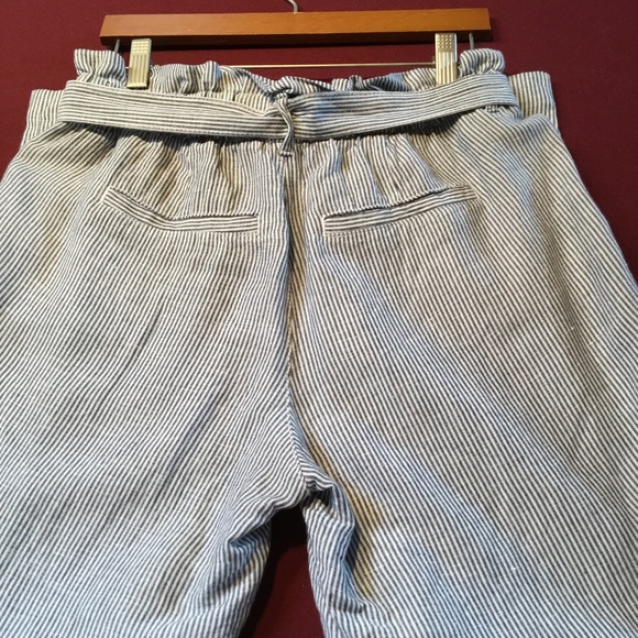 Woman’s pin stripe ankle pants - Picture 5 of 5
